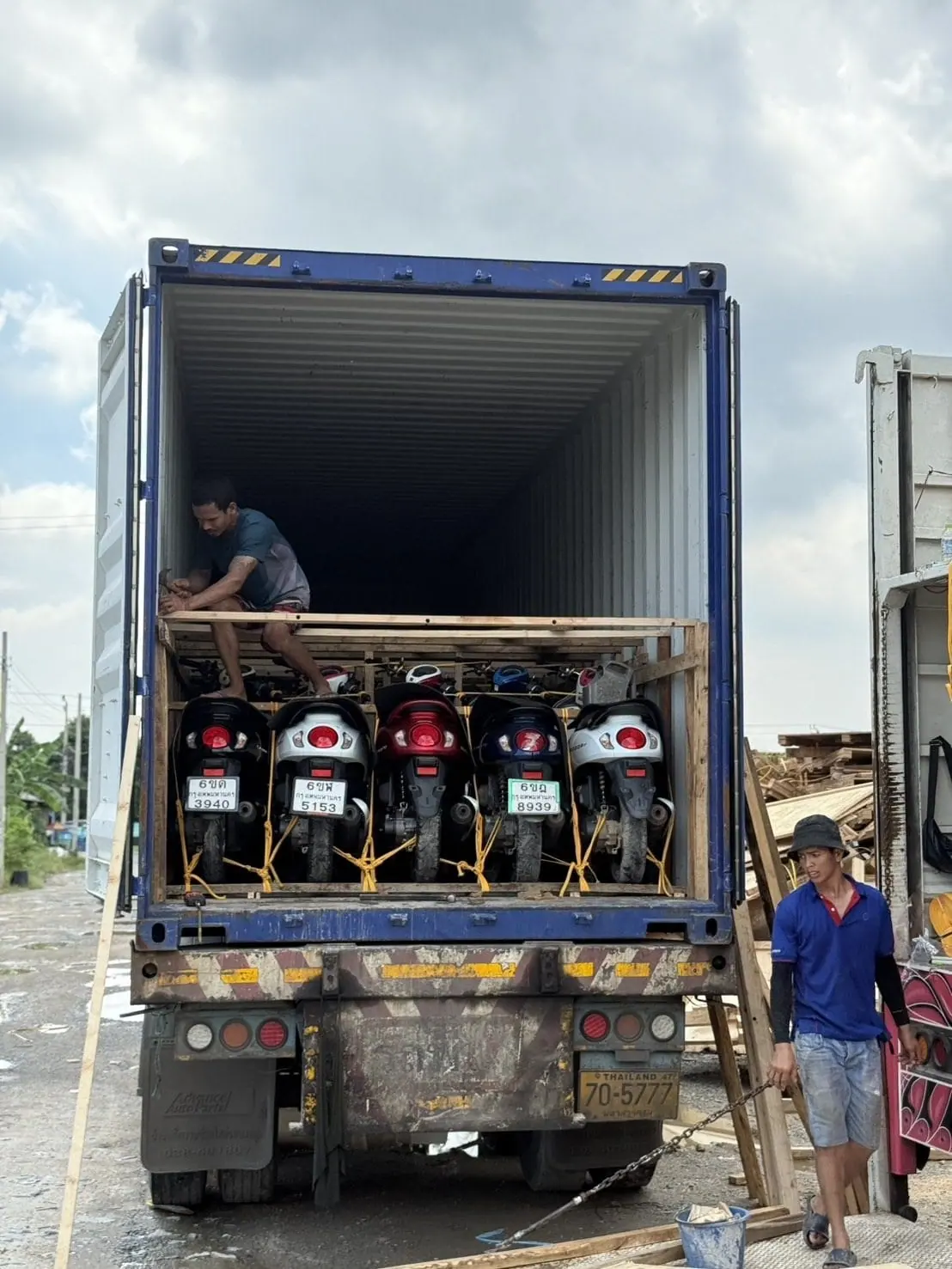 รถจักรยานยนต์จัดเรียงภายในตู้ Container